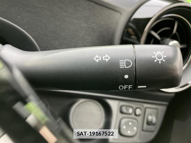 Toyota AQUA 2019-02 7821617-14