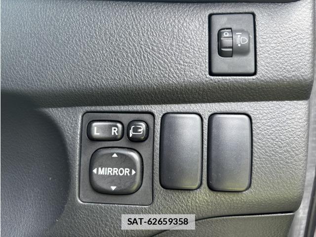 Toyota BB 2009-08 7819899-6