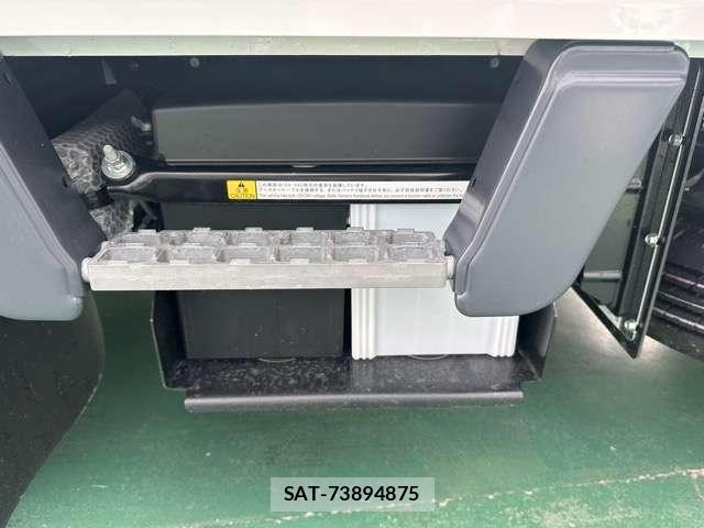 MITSUBISHI FUSO CANTER 2024-12 7814158-12