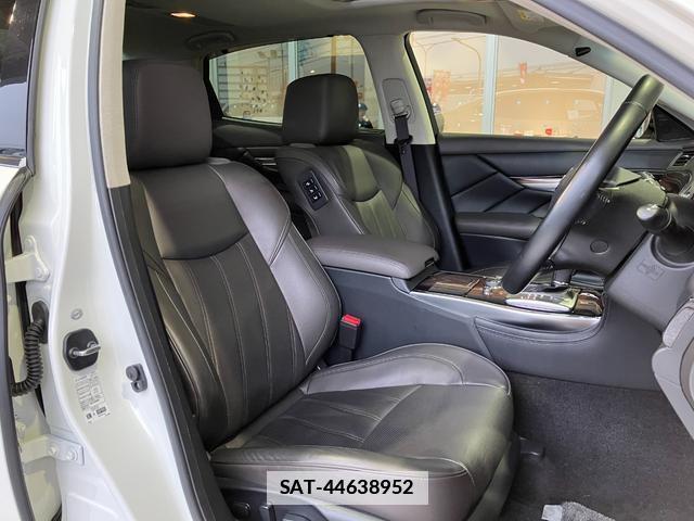 Nissan CIMA 2017-07 7816861-5