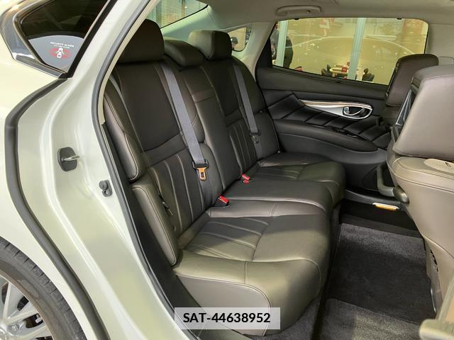 Nissan CIMA 2017-07 7816861-6