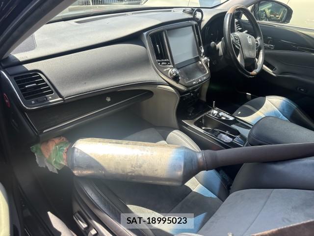 Toyota CROWN HYBRID 2017-04 7813445-2