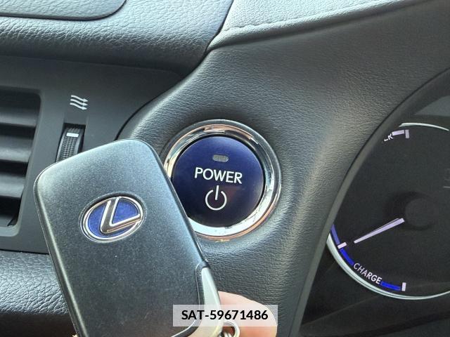 Lexus CT 2011-08 7812816-14