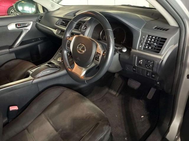Lexus CT 2011-04 7816631-9