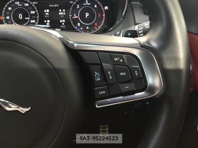 Jaguar E-PACE 2019-05 7817847-16