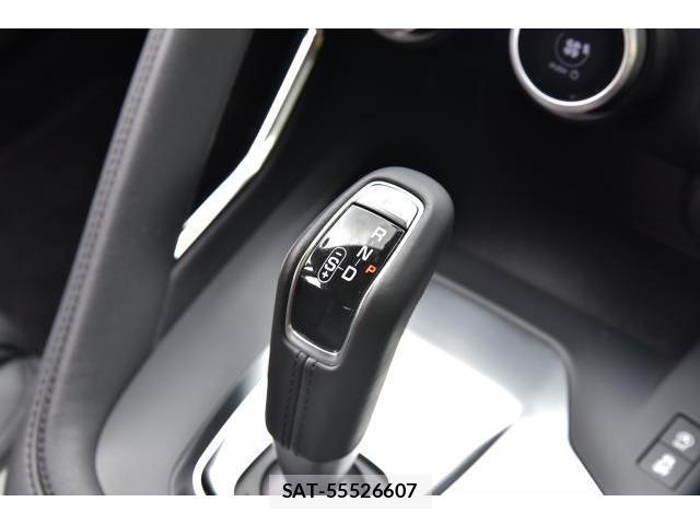 Jaguar E-PACE 2019-11 7819010-15