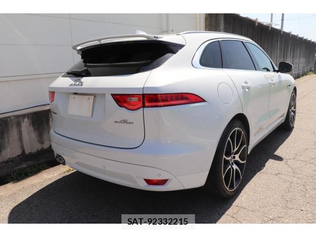 Jaguar F-PACE 2017-03 7817211-1