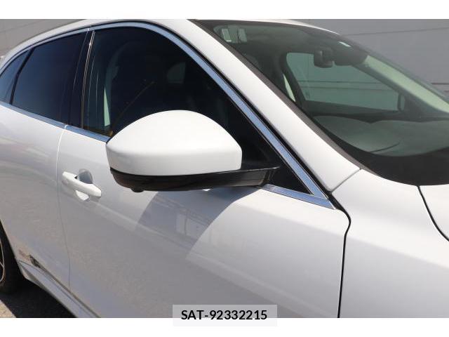 Jaguar F-PACE 2017-03 7817211-10