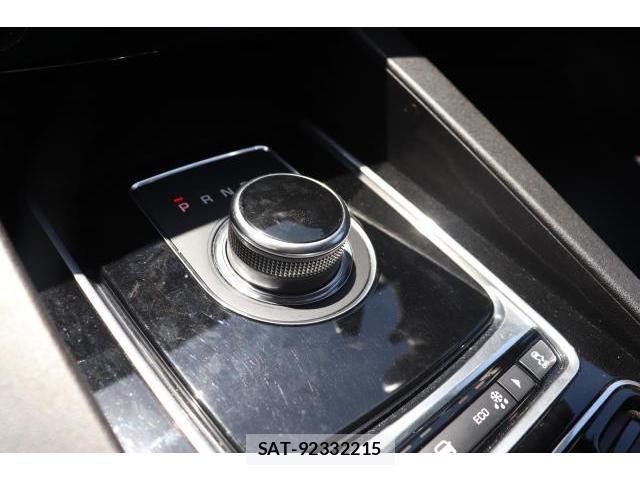 Jaguar F-PACE 2017-03 7817211-15