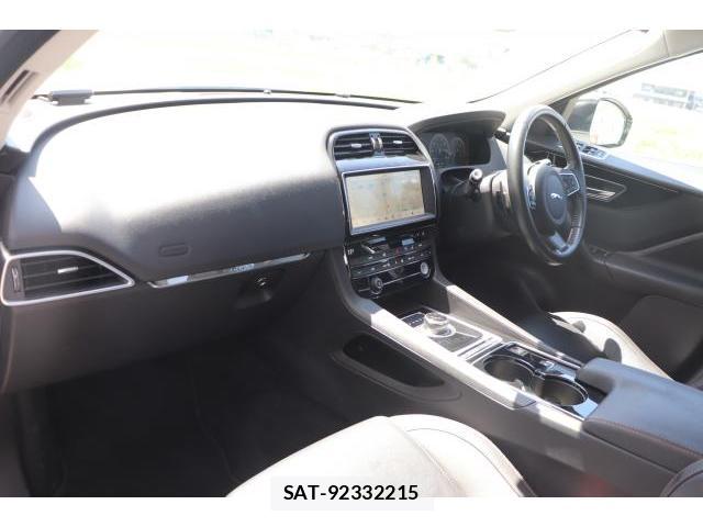 Jaguar F-PACE 2017-03 7817211-2