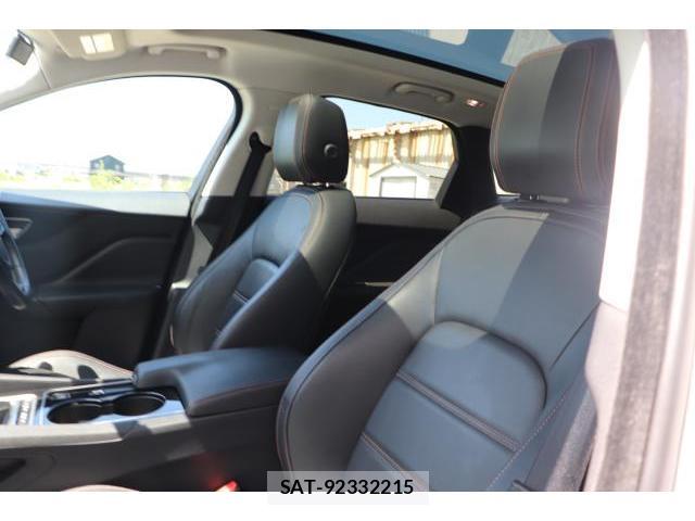 Jaguar F-PACE 2017-03 7817211-5