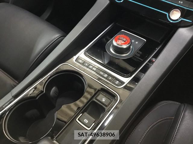 Jaguar F-PACE 2017-06 7817821-15