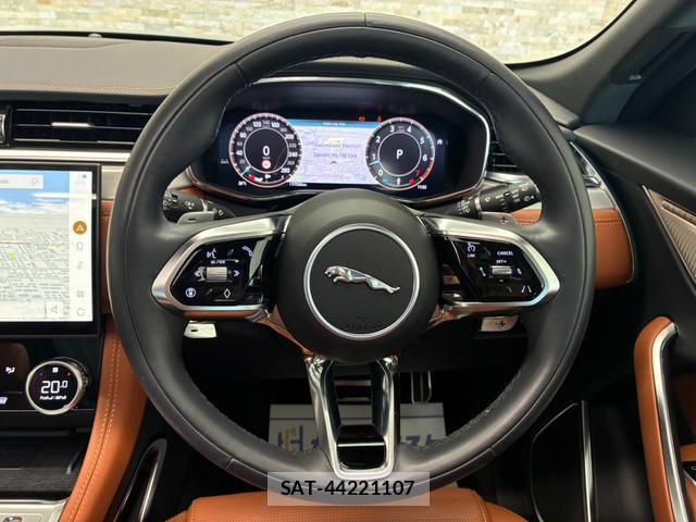 Jaguar F-PACE 2024-05 7818937-16