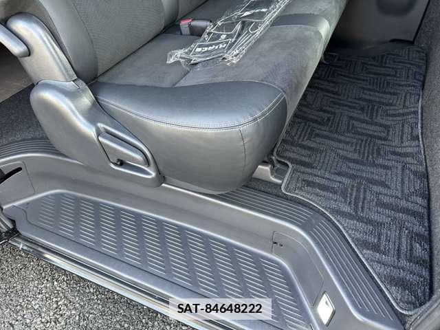 Toyota HIACE VAN 2017-07 7811659-18