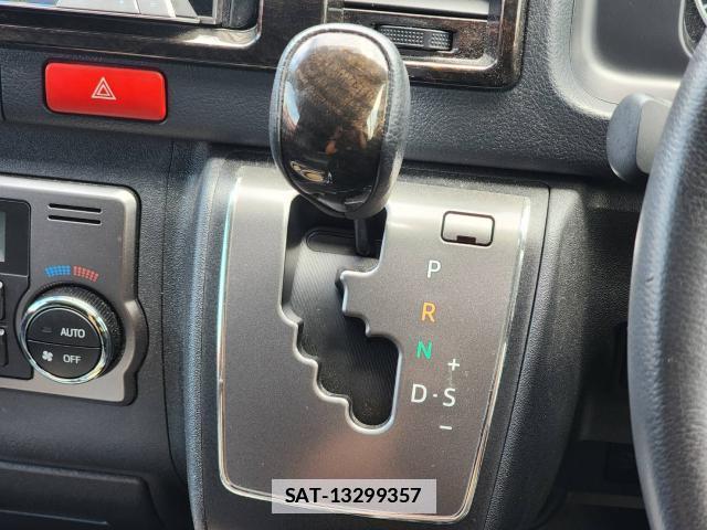 Toyota HIACE VAN 2018-04 7813907-17