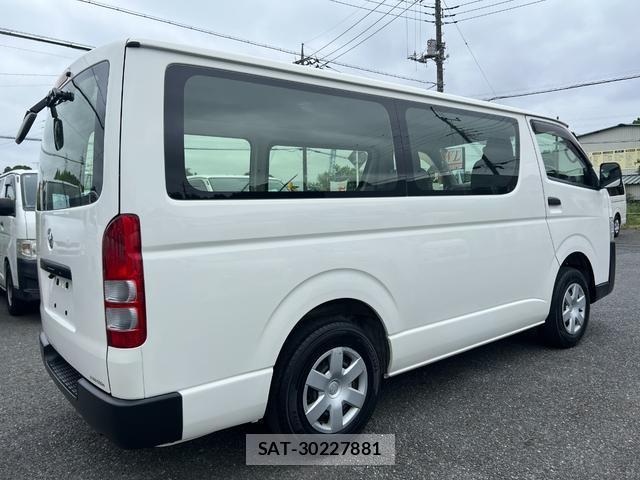 Toyota HIACE VAN 2015-10 7816106-11