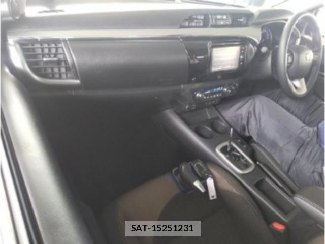 Toyota HILUX 2018-06 7811363-2