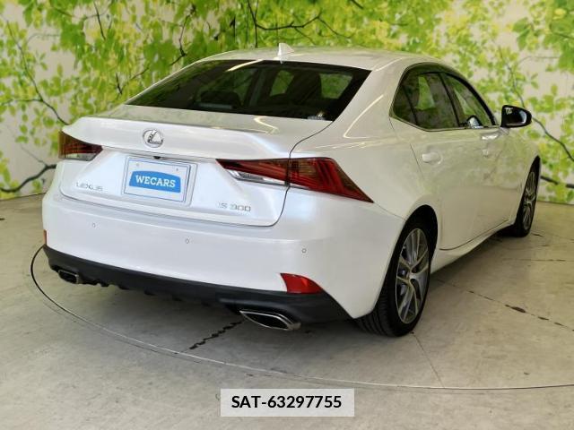 Lexus IS 2017-10 7813299-2