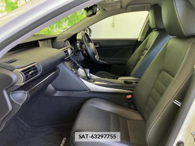 Lexus IS 2017-10 7813299-5