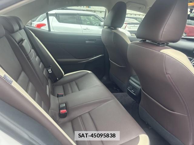 Lexus IS 2017-09 7813497-4