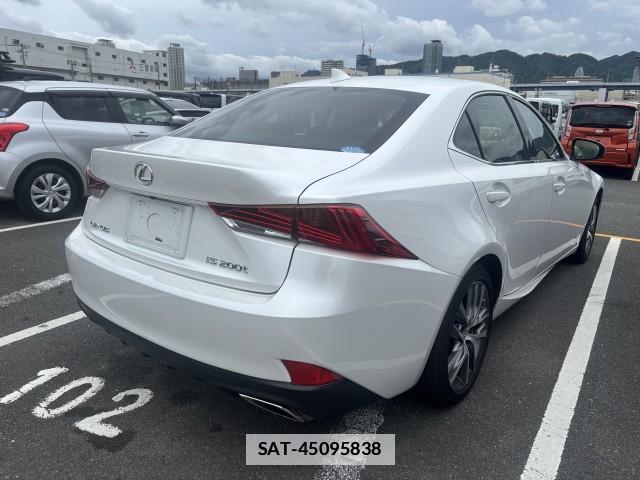 Lexus IS 2017-09 7813497-5