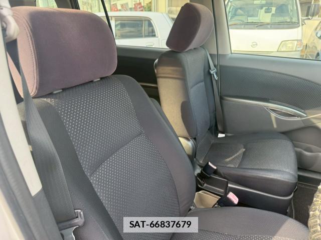 Toyota ISIS 2010-03 7811560-11