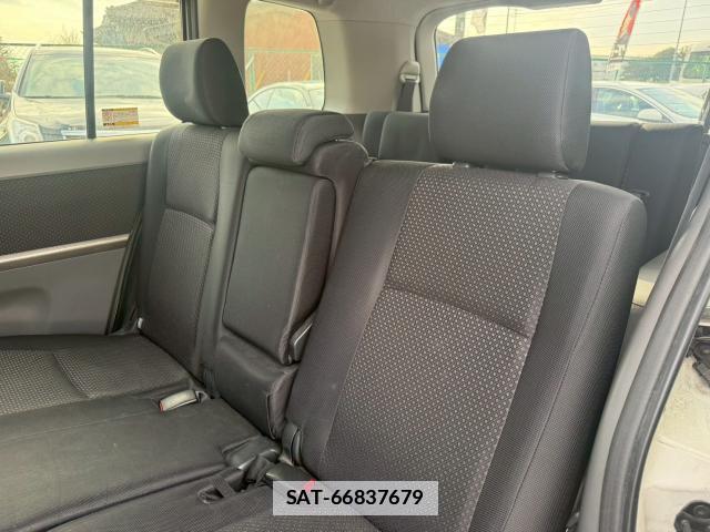 Toyota ISIS 2010-03 7811560-14