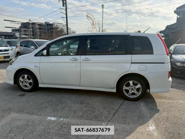 Toyota ISIS 2010-03 7811560-7