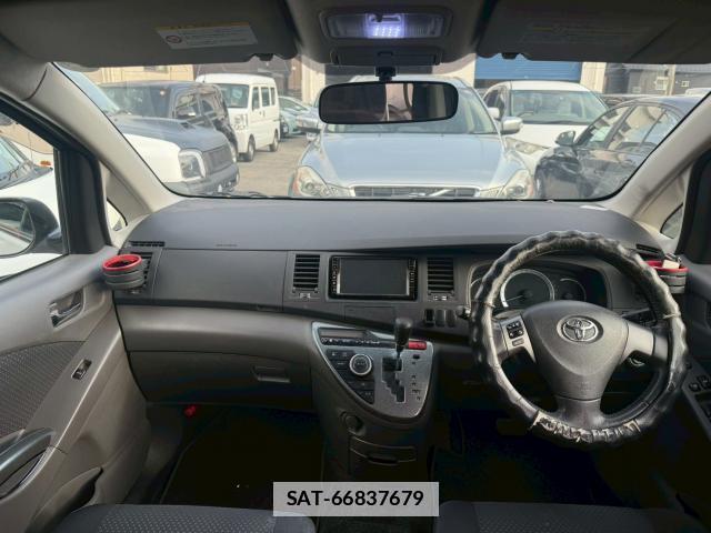 Toyota ISIS 2010-03 7811560-8