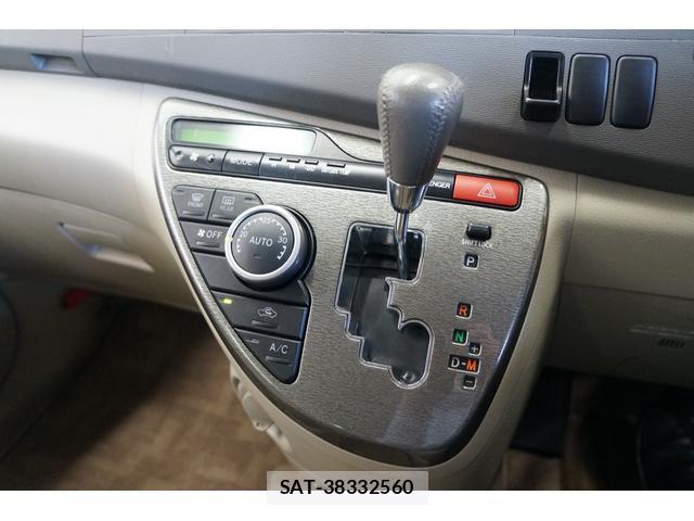Toyota ISIS 2009-02 7813576-10