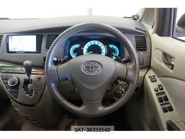 Toyota ISIS 2009-02 7813576-11