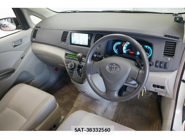Toyota ISIS 2009-02 7813576-12