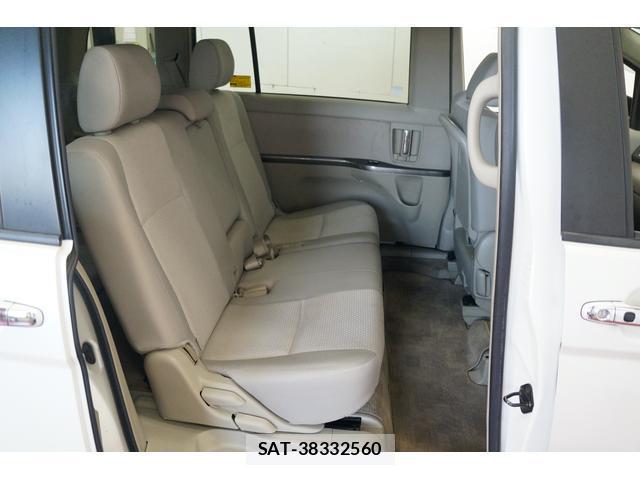 Toyota ISIS 2009-02 7813576-14