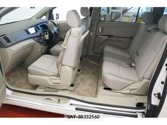 Toyota ISIS 2009-02 7813576-16