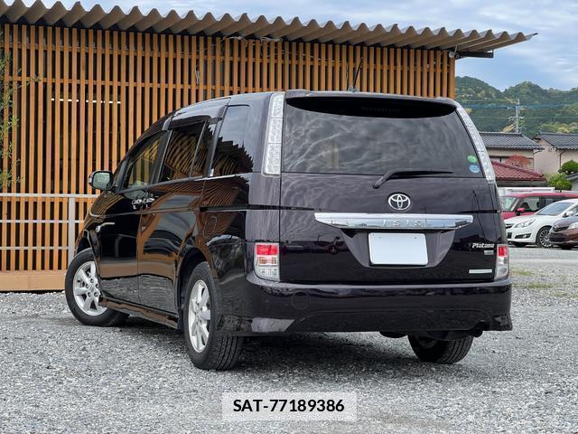 Toyota ISIS 2013-05 7813824-1