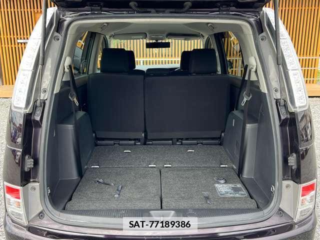 Toyota ISIS 2013-05 7813824-18