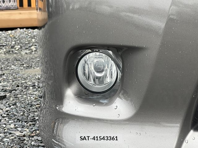 Toyota ISIS 2009-03 7813834-10