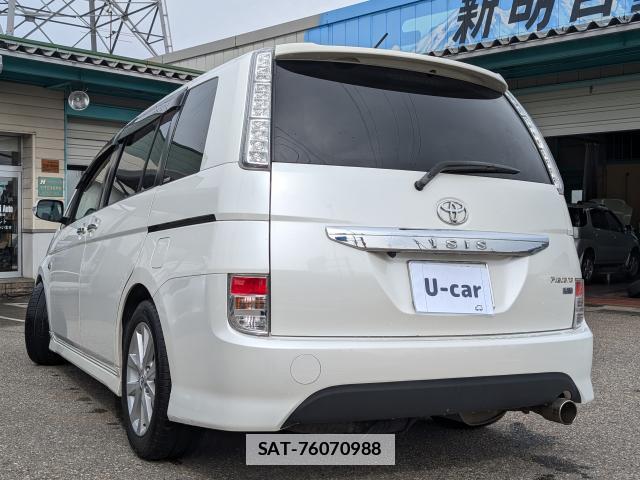Toyota ISIS 2012-02 7819059-1
