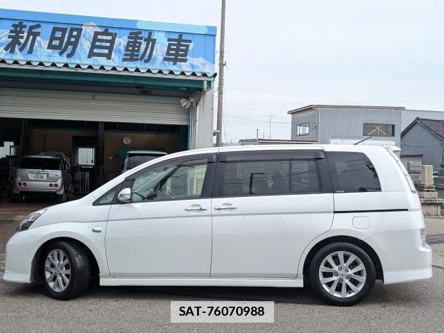 Toyota ISIS 2012-02 7819059-12