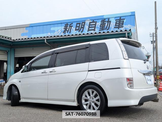 Toyota ISIS 2012-02 7819059-13