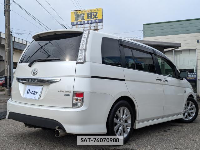 Toyota ISIS 2012-02 7819059-14