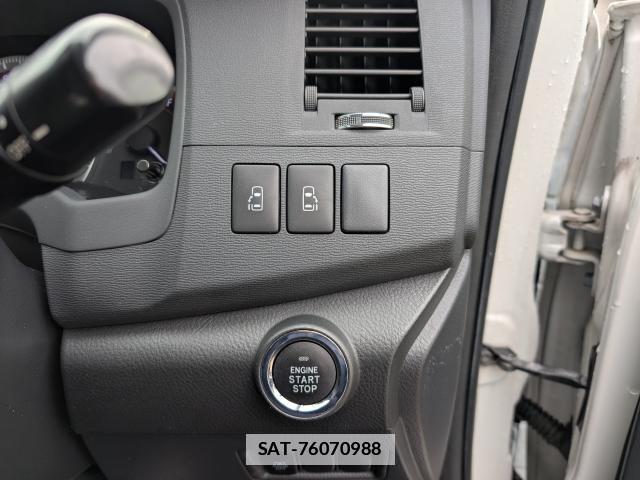 Toyota ISIS 2012-02 7819059-17