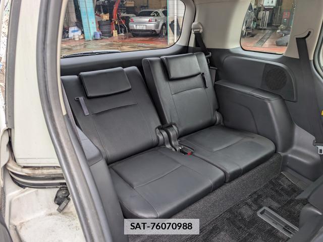 Toyota ISIS 2012-02 7819059-18