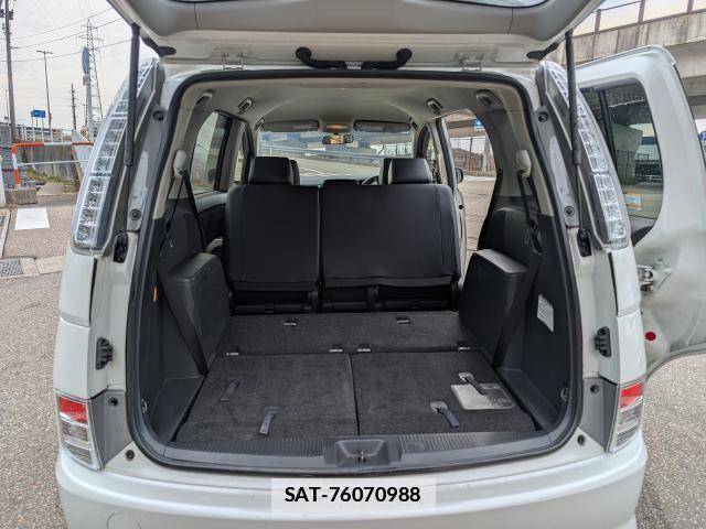 Toyota ISIS 2012-02 7819059-19