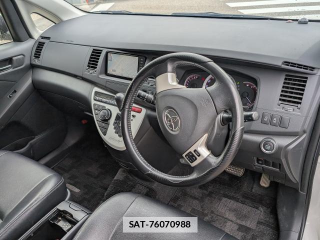 Toyota ISIS 2012-02 7819059-2