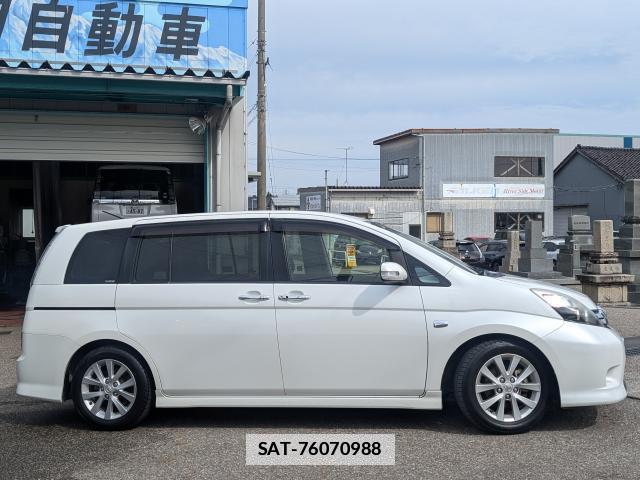Toyota ISIS 2012-02 7819059-3