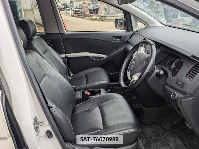 Toyota ISIS 2012-02 7819059-5