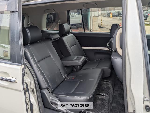 Toyota ISIS 2012-02 7819059-6