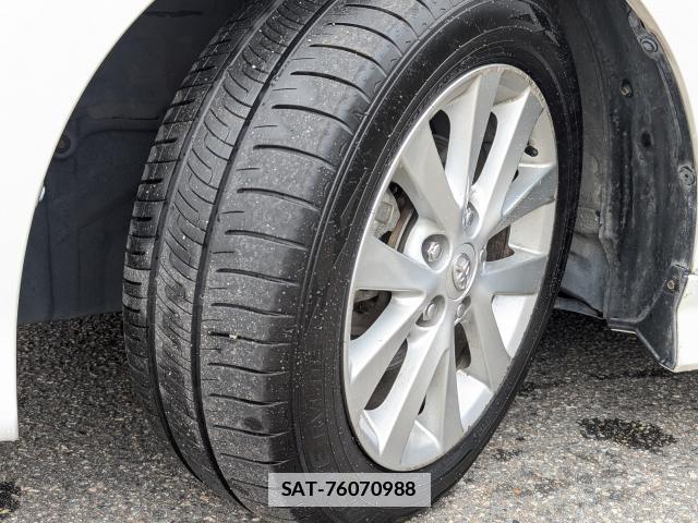 Toyota ISIS 2012-02 7819059-8