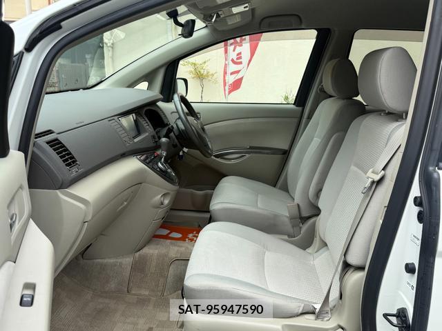 Toyota ISIS 2009-08 7820818-10